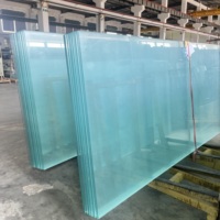 Verre trempé ultra-clair de qualité supérieure 10 mm à faible teneur en fer, panneau à haute transmission lumineuse pour applications de cloisons et de meubles