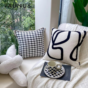 <span class=keywords><strong>Coussin</strong></span> de canapé personnalisable en polyester noir et or de luxe, style japonais abstrait, broderie au trait, avec rembourrage en coton PP - Product Image 3
