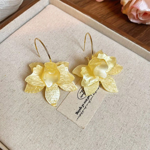 Brincos de Argola Boêmios Elegantes com Design de Flor em Acrílico e Banho de Ouro para Mulheres em Casamentos - Product Image 6