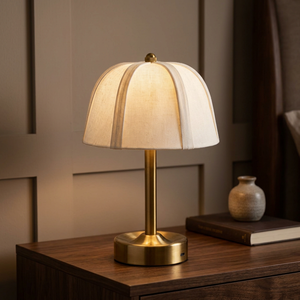 Lampe de table USB E26 en métal doré avec abat-jour en tissu blanc cassé, lampe de chevet LED moderne décorative pour lecture, idéale pour hôtel et maison - Product Image 2