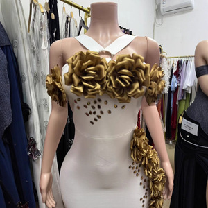 Elegantes weißes Maxikleid mit Neckholder, goldenen Blumen-Strasssteinen, figurbetontes Bandage-Kleid für formelle Abendveranstaltungen, Hochzeiten, Cocktailpartys und Galas. - Product Image 5