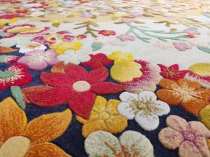 Tappeto in Lana Neozelandese e Seta di Bambù Stile Turco Persiano Personalizzato con Motivo Floreale Elegante Tessuto a Mano per Soggiorno - Product Image 2