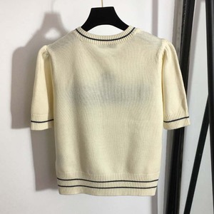 เสื้อสเวตเตอร์ผู้หญิงสไตล์คลาสสิกหรูหรา ผ้าถักนุ่มปักลาย ดีไซน์เนอร์เสื้อแขนสั้นสำหรับฤดูร้อน สวยสง่า - Product Image 5