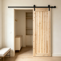 Porte coulissante rustique en bois massif de sapin à grain naturel pour l'aménagement intérieur de fermes