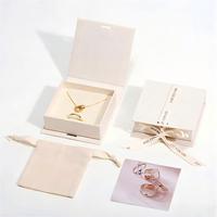 Boîte d'emballage à bijoux Youen en gros, personnalisée avec logo, doublure en éponge, beige, à rabat, pour colliers et bagues, avec ruban