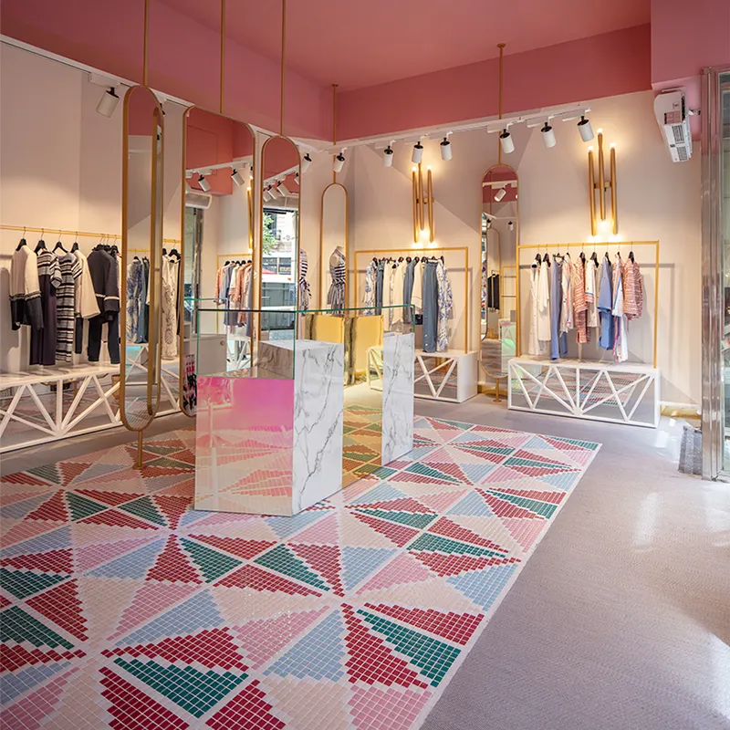 Accesorios de exhibición de ropa femenina, bonito diseño de Interior, tienda rosa para ropa