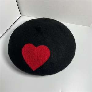 หมวกเบเร่ต์แบบทำมือหมวกเบเร่ต์สีแดงสีดำสีขาวหัวใจใหญ่ขนแกะสักหลาดสำหรับผู้ใหญ่เด็กจิตรกรหมวกเบเร่ต์แฮนด์เมดสำหรับผู้หญิงเด็กผู้หญิง - Product Image 4
