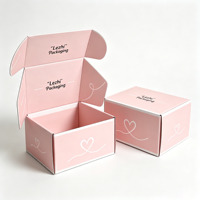 Boîte d'emballage postale en carton ondulé mat pour l'expédition de vêtements, boîte postale en papier avec vernis UV sélectif