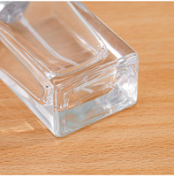 Flacon de parfum de luxe transparent rectangulaire vide 50 ml avec pompe pulvérisatrice en verre, diffuseur à gravure mate et sérigraphie