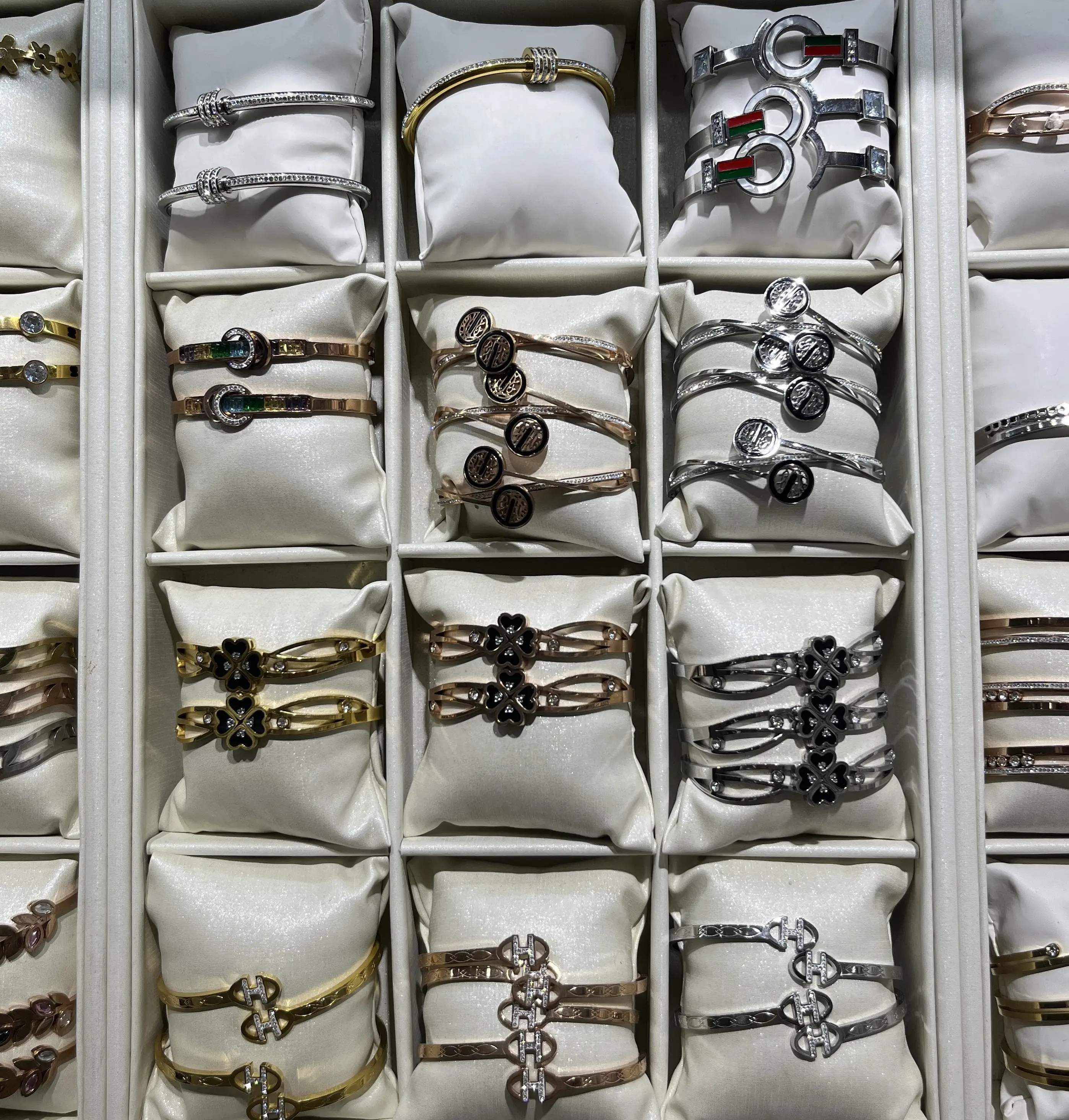 Vente en gros Bracelet jonc de bijoux tendance en acier inoxydable trèfle à quatre feuilles plaqué or 18 carats personnalisé de marque célèbre de créateur