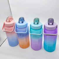 Botol air motivasi olahraga portabel 2000ml, kendi air setengah Gallen dengan sedotan dan lengan pelindung