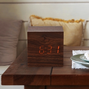 Réveil numérique LED moderne en bois, mini horloge de chevet carrée, cadeau promotionnel personnalisable avec logo - Product Image 1