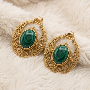 Pendientes de aro colgantes de malaquita ovalada con filigrana vintage chapados en oro de 14K, estilo retro hueco con gema, OEM/ODM - Product Image 3