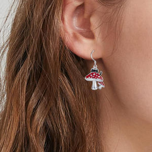 Boucles d'oreilles champignon en or blanc plaqué or E4826 avec pendentif cœur en zircon cubique pour femme, style mignon pour usage quotidien - Product Image 4