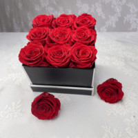 Rose éternelle conservée en usine personnalisée dans un coffret cadeau carré