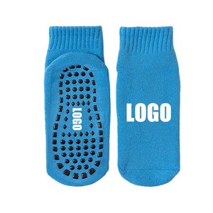 Chaussettes de <span class=keywords><strong>trampoline</strong></span> antidérapantes personnalisées pour enfants et adultes, vente en gros du fabricant, pour aire de jeux et parc - Product Image 5