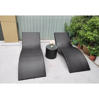 Mobilier d'extérieur, lit de bronzage double en rotin côté piscine