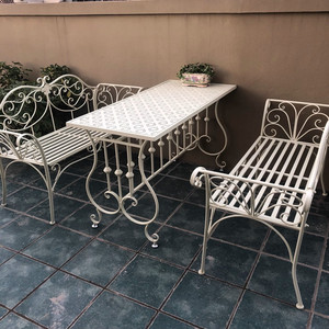 Banc <span class=keywords><strong>en</strong></span> <span class=keywords><strong>fer</strong></span> <span class=keywords><strong>forgé</strong></span> blanc avec accoudoirs, style europé<span class=keywords><strong>en</strong></span>, pour villa, cour, café, balcon, <span class=keywords><strong>jardin</strong></span> extérieur, mobilier d'extérieur - Product Image 1
