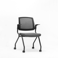 Chaise de réunion pliable compacte au design contemporain pour salle de conférence avec roulettes pivotantes