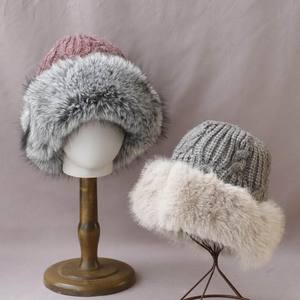 Bonnet tricoté chaud pour femme avec logo personnalisé, style slouchy, bord en peluche, idéal pour l'hiver et le ski – Fabrication usine avec 16 ans d'expérience - Product Image 3