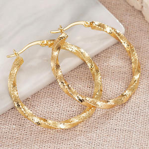 Boucles d'oreilles créoles en alliage de zinc plaqué or pour femmes, bijoux fantaisie, accessoires tendance, grandes boucles d'oreilles circulaires, design à la mode - Product Image 4