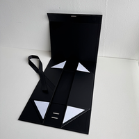 Boîte pliante rigide noire d'impression de logo de marque personnalisée à bas quantité minimale de commande Boîte de papier à rabat magnétique avec ruban pour vêtements et cadeaux