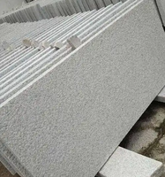 Granit gris clair moderne poli, affûté, flammé et vieilli pour l'intérieur et l'extérieur des villas, escaliers, comptoirs de cuisine, salles à manger et salons
