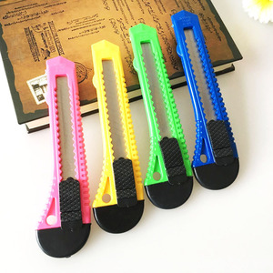 Cutter utilitaire rétractable en plastique <span class=keywords><strong>4</strong></span> <span class=keywords><strong>couleurs</strong></span>, lame de 18 mm à rupture rapide, léger, pour la maison, le bureau et l'école - Product Image 3
