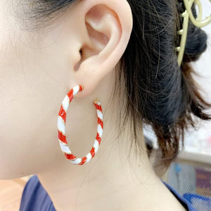 Boucles d'oreilles en spirale rouge et blanc pour femmes, design texturé, bijoux de mode pour les fêtes de Noël - Product Image 2