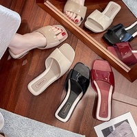 Nouvelles sandales plates décontractées pour femme, style français, à bout carré, transparentes en PVC, confortables à enfiler, collection été 2026