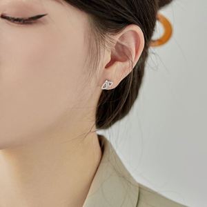 Pendientes de Mariposa con Circonita Cúbica 5A Dylam, Pendientes de Mariposa con Pavé de Circonita Cúbica Chapados en Oro de 18K para Mujer, Buen Regalo para Hermana o Amante - Product Image 3