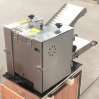 Produit de table à petites céréales automatique Papad Momo Empanada Samosa Gyoza Wonton machine à emballer la peau des boulettes machine à tortilla