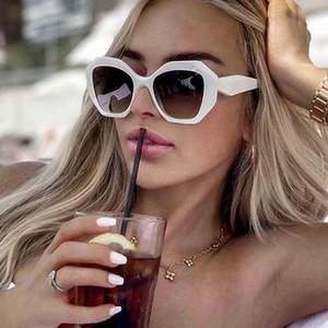 Lunettes de soleil carrées surdimensionnées pour femmes, style punk vintage, logo personnalisé, protection UV400 - Product Image 1