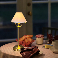Lampe de table de chevet USB moderne pour hôtel, restaurant, salon, lampe de table rechargeable sans fil en tissu de luxe, OEM