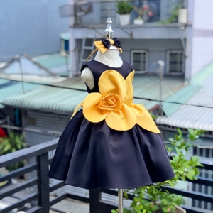Robe de princesse courte Robe de princesse TAFTA COULEUR NOIR MYSTÉRIEUX avec une élégante combinaison de fleurs dorées pour filles fabriquée au Vietnam - Product Image 1