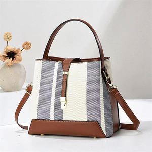 Bolso vegano grande para mujer de buena calidad con cierre de cordón y correa de hombro desmontable estilo punk 2025 - Product Image 3