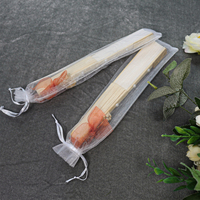 Beau ventilateur en soie en bois blanc artisanal avec acrylique doré sculpté sur mesure et fleur séchée pour cadeau de décoration d'événement de mariage