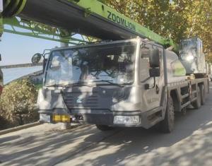 Grue sur camion Zoomlion 25 tonnes modèle ZTC250A de 2020 avec flèche à 5 sections (longueur 41 m), moteur et pompe inclus - Product Image 1