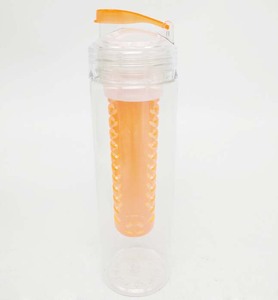 Bouteille d'eau portable en plastique avec infuseur à fruits et citron - Product Image 4