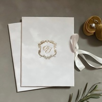 Invitación de Boda de Lujo con Papel Dorado, Diseño de Castillo Irlandés, Monograma, Cinta y Detalles de Estilo Folleto, Impresión Personalizada