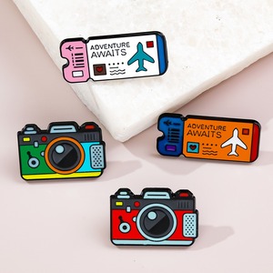 Insignia <span class=keywords><strong>de</strong></span> Metal <span class=keywords><strong>para</strong></span> cámara Vintage, bonito billete <span class=keywords><strong>de</strong></span> avión, accesorios <span class=keywords><strong>de</strong></span> joyería <span class=keywords><strong>de</strong></span> aleación, decoración con tema cruzado, Pin <span class=keywords><strong>de</strong></span> Anime, Material <span class=keywords><strong>de</strong></span> latón suave - Product Image 1