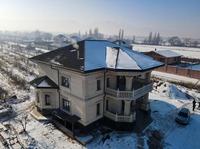 Tuile de toiture métallique moderne en Galvalume revêtue de pierre – Toiture durable, imperméable et anticorrosion pour projets d'appartements, d'hôtels et de parcs