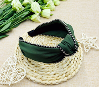 Perles de satin vert bandeau en satin noué avec perles en métal bord de chaîne bandeau de mode élégant