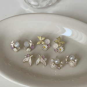 Petites boucles d'oreilles en forme d'étoile de mer, de queue de papillon et de perle, boucles d'oreilles simples et polyvalentes pour femmes - Product Image 2