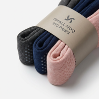 Chaussettes de Pilates en coton premium avec grip, logo de marque personnalisé, chaussettes de sport d'intérieur personnalisées pour femmes