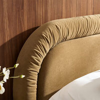 Lit double minimaliste italien en velours plissé luxueux et confortable, avec cadre en bois massif, lit bas pour petits espaces