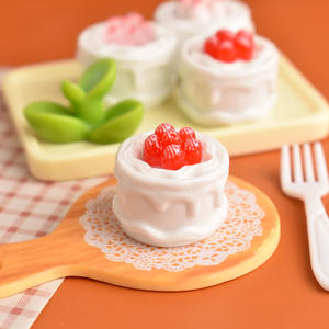 Modelo de Cabujón Plano de Resina Artística Pintado a Mano con Diseño de Pastel de Fresa para Manualidades de Comida en Miniatura - Product Image 4