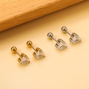 Pendientes de Corazón de Circonita Cúbica Chapados en Oro de 18k al por Mayor, de Acero Inoxidable, Impermeables, para Mujer, con Diamantes, Tipo Stud, Diseño de Amor - Product Image 3