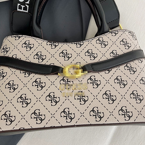 Bolsos de Hombro de Diseñador para Mujer Guesses, Bolso Bandolera de Cuero PU con Monograma Elegante y Correa Ancha - Product Image 2