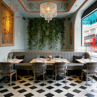 Ensemble de chaises de banquettes en cuir gris foncé de style européen avec structure métallique et table en bois pour café, restaurant, cafétéria, hôtel